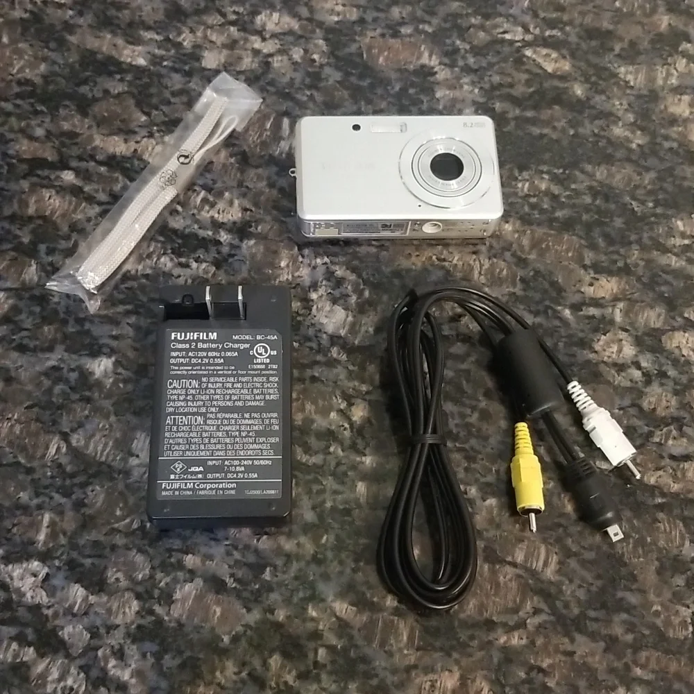 Fujifilm FinePix J10 Digital Camera - Picture 3 of 15